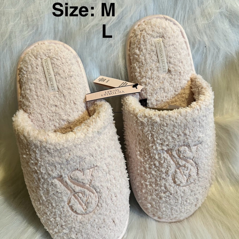 VICTORIA'S SECRET
Closed Toe Faux Fur Slipper-NEW